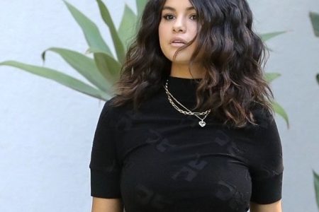 Селена Гомес с любимите си кожени чехли за 79 долара