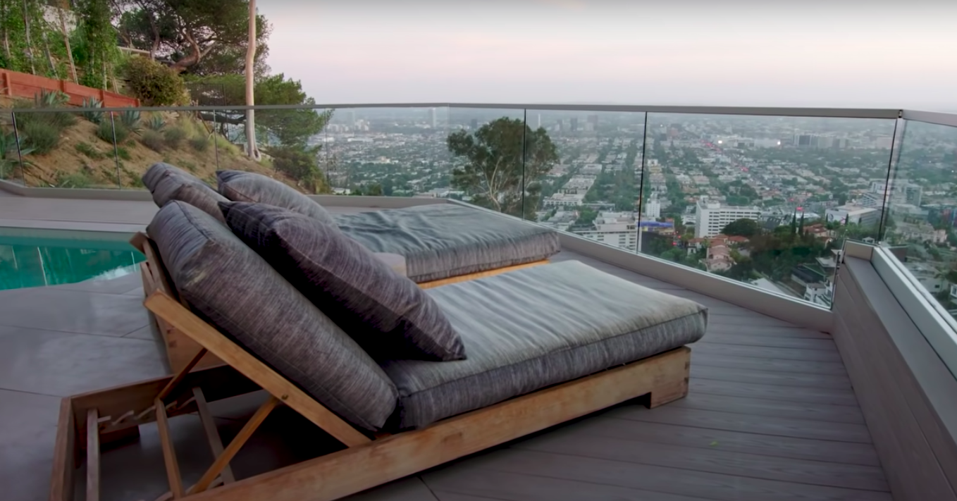Спиращо дъха! Никол Шерцингер и нейният дом на покрива на света
