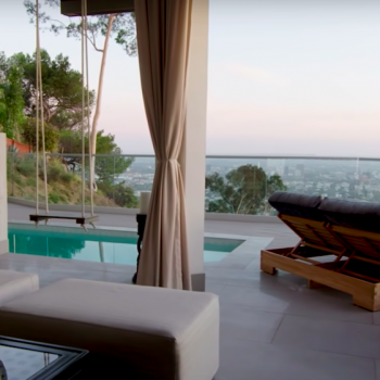 Спиращо дъха! Никол Шерцингер и нейният дом на покрива на света