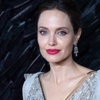Анджелина Джоли носи руско червено върху устните си