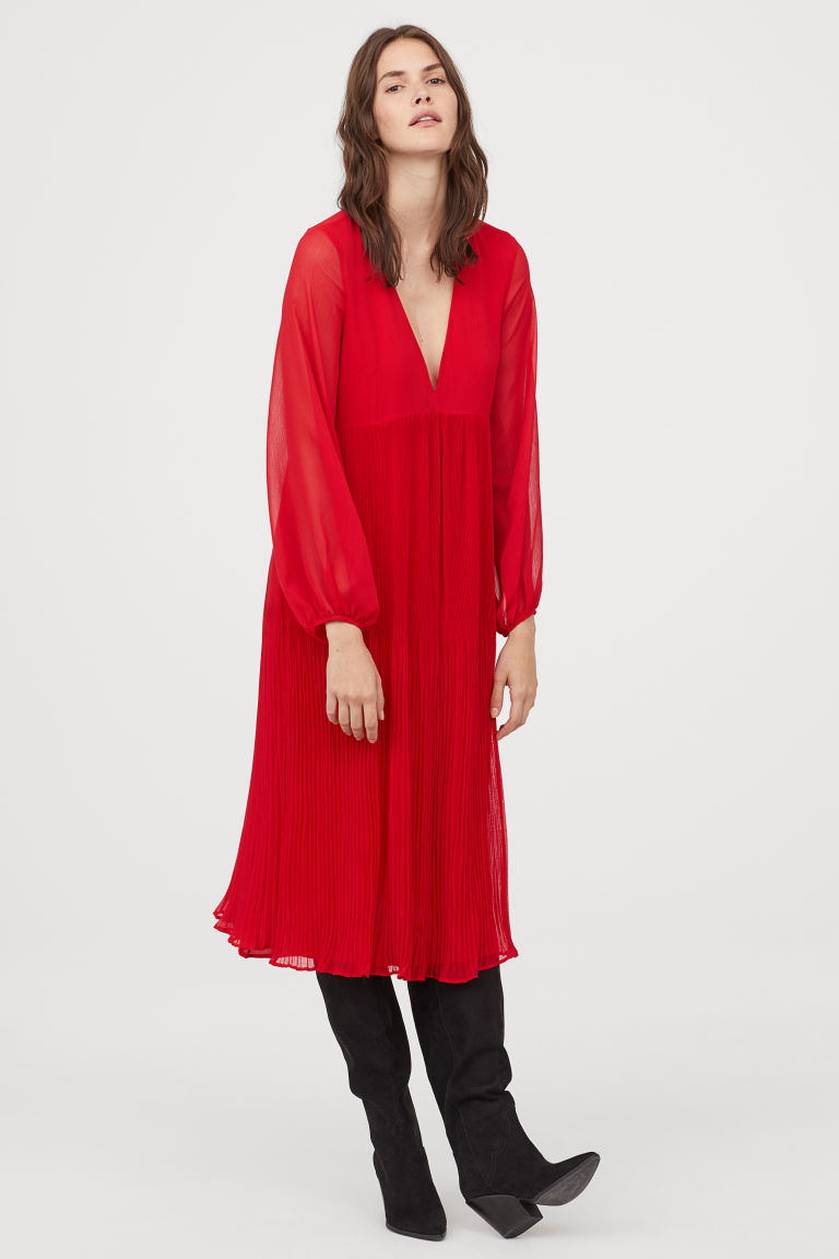 Latest Look: Червената рокля на Виктория Бекъм