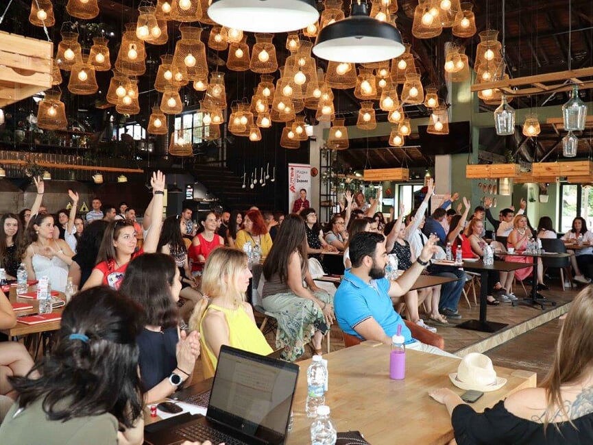 Успешни предприемачи и творци вдъхновяват младежи на събитието "Жадни за знание" в София