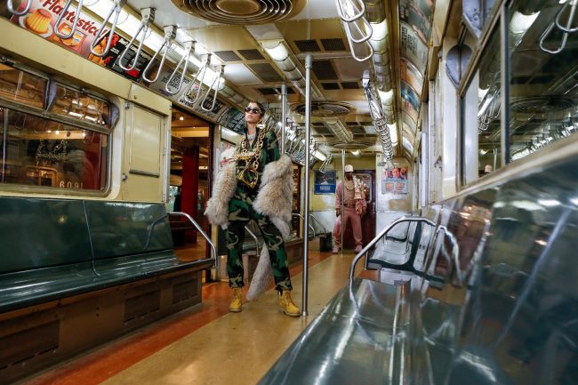 Moschino представиха новата си колекция в метро