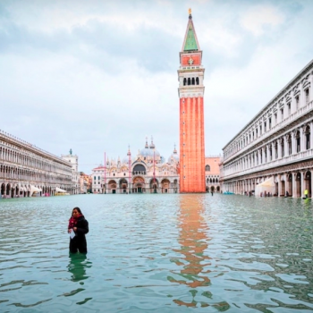 Наводнената Венеция е тъжна, тиха и сюрреалистично красива