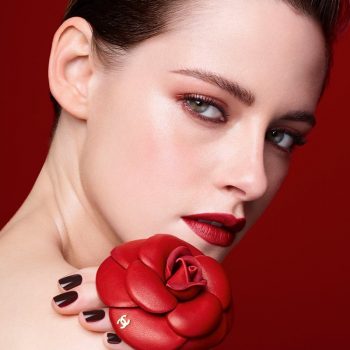 Кристен Стюърт носи изкусително червено за Chanel Beauty