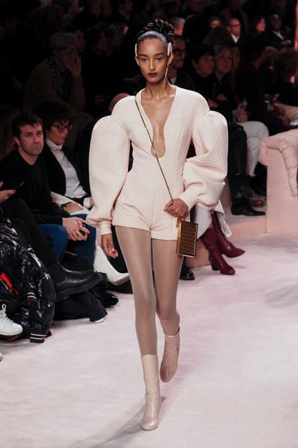 Fendi връща женствеността в модата