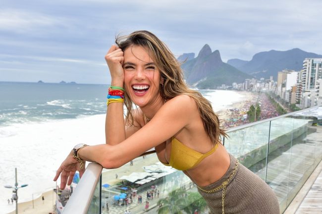 Latest Look: Алесандра Амброзио на карнавала в Рио