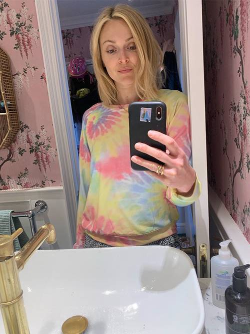 Модерно е: Селфи в огледалото с блуза в нежни цветове