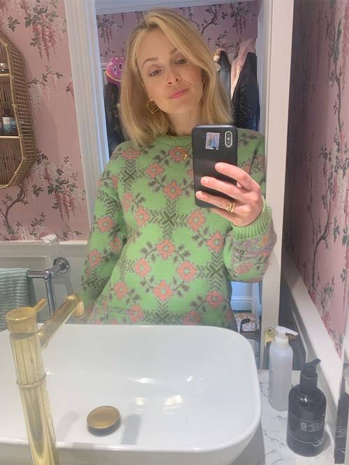 Модерно е: Селфи в огледалото с блуза в нежни цветове