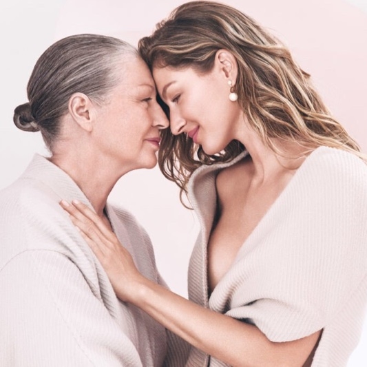Две поколения прелест: Жизел Бюндхен позира с майка си за кампания на Dior