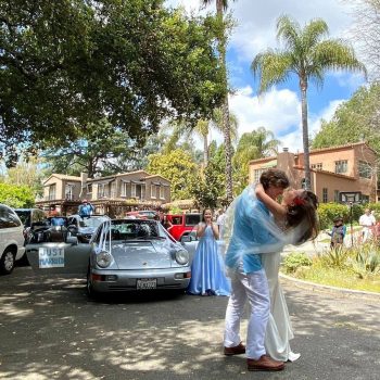 Любовта срещу коронавируса: Как стотици двойки избраха да се оженят въпреки пандемията