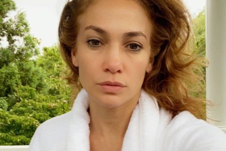 Дженифър Лопес е неотразима на последното си селфи без грим. Какви са тайните й за красота?