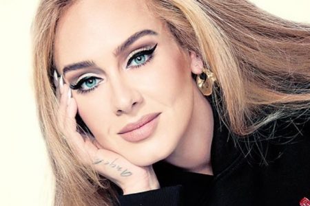 Адел сияе в Schiaparelli до половинката
