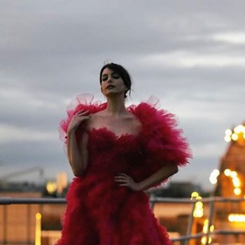 Ан Хатауей си организира премиера за един с рокля от Ralph & Russo