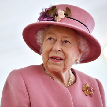 Първата публична изява на кралицата от месеци насам бе посрещната с неодобрение