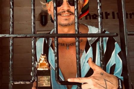 Джони Деп прие награда за последния си филм с чувство за хумор и зад решетките