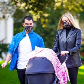 Latest Look: Софи Търнър на разходка с бебето в блейзър от Mango