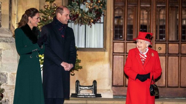 Очарователният момент между принц Уилям и кралицата и още от пътуването на херцозите из Великобритания