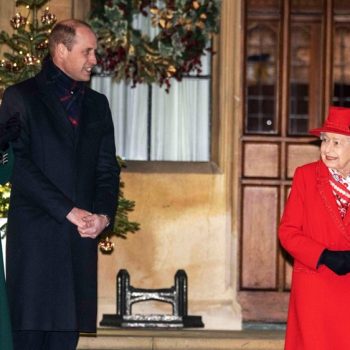 Очарователният момент между принц Уилям и кралицата и още от пътуването на херцозите из Великобритания