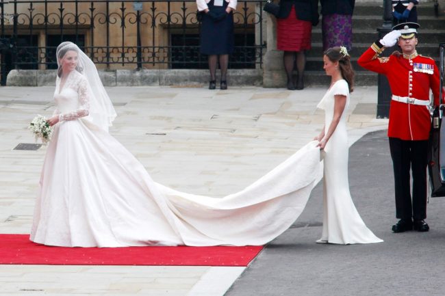 Сватбената рокля на Меган Маркъл мина тази на Кейт Мидълтън по популярност