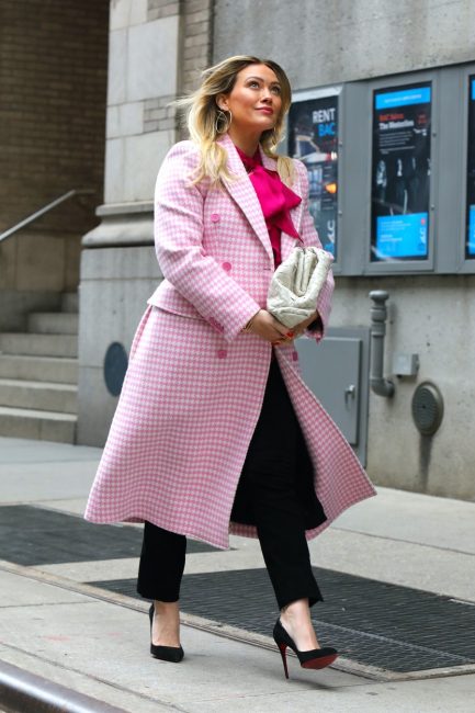 Latest Look: Хилари Дъф в розово палто от туид