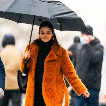 Селена Гомес откри зимното палто на годината