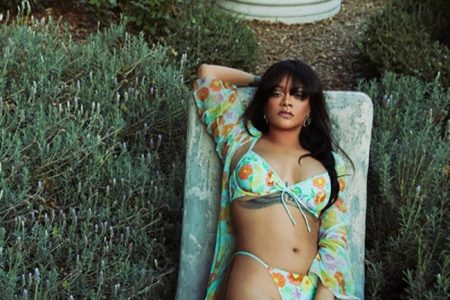 Flower queen! Риана е неустоимо секси в новата кампания на Savage X Fenty​