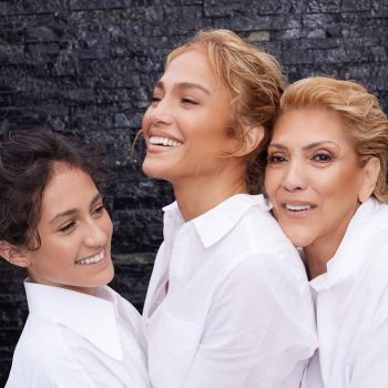 Три поколения красота: Дженифър Лопес позира със семейството си