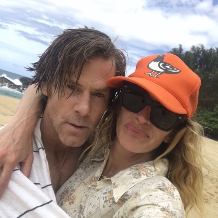 Джулия Робъртс с красив кадър на плажа със съпруга си за годишнината