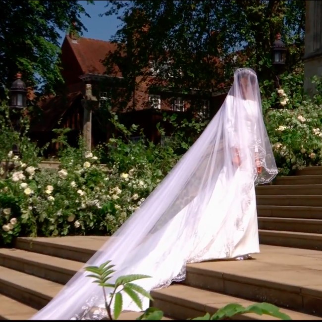 Сватбената рокля на Меган Маркъл мина тази на Кейт Мидълтън по популярност