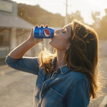 Синди Крауфорд пресъздаде рекламата на Pepsi за добра кауза