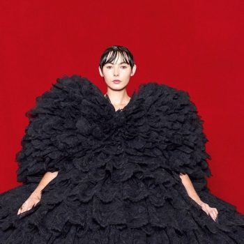 Balenciaga организира модно ревю на червения килим