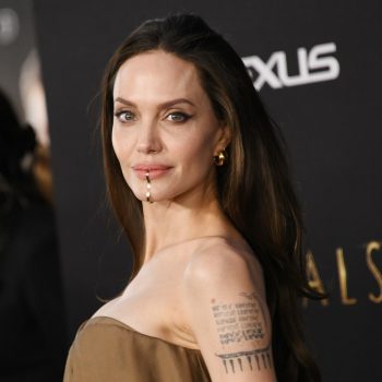 Анджелина Джоли доведе децата на премиера и облече дъщеря си в роклята си от Оскарите