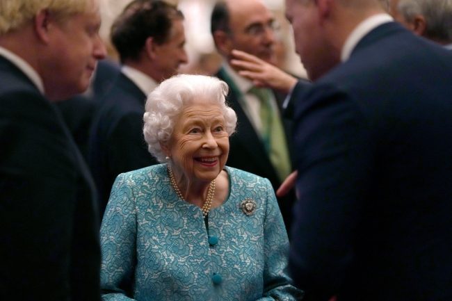 Кралица Елизабет II прекара една нощ в болница