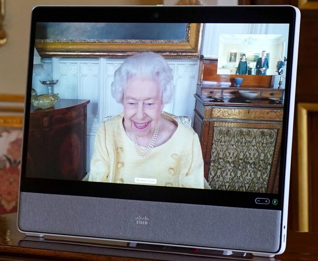 Кралица Елизабет II се върна към работните ангажименти