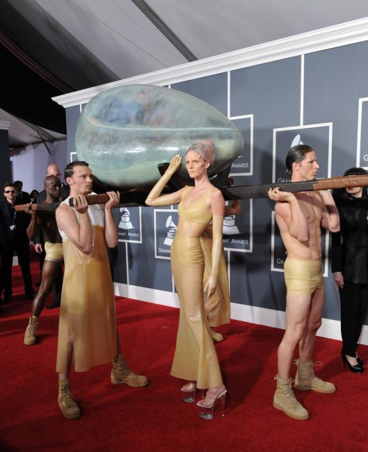 Лейди Гага разказва за роклята от месо и още от емблематичните си визии