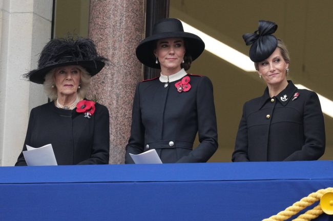 Кралицата пропусна още едно важно събитие. Заместиха я Кейт Мидълтън, принцеса Александра и херцогините Камила и Софи