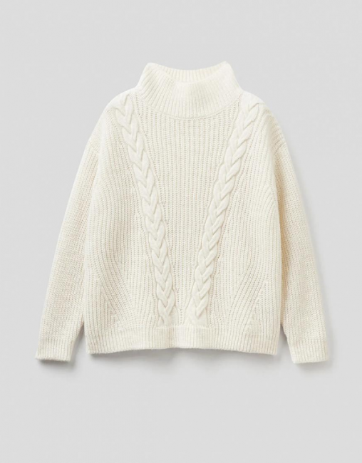 Семплата красота на плетения бял пуловер за зимата