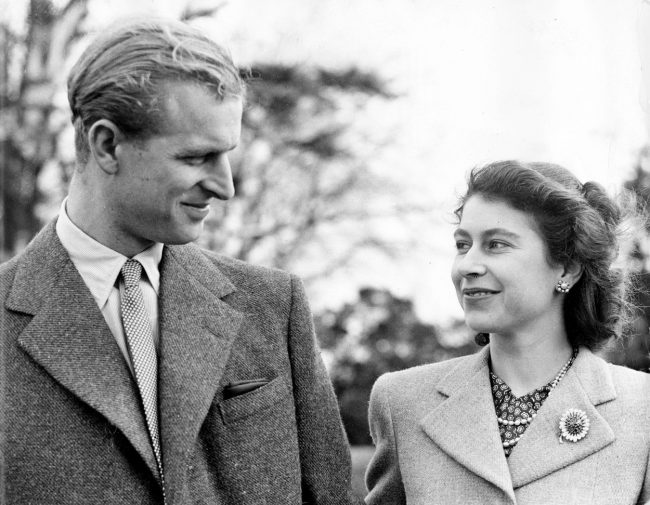 Кралица Елизабет II отдаде почит на принц Филип с празничния си поздрав тази година