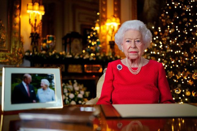 Кралица Елизабет II отдаде почит на принц Филип с празничния си поздрав тази година