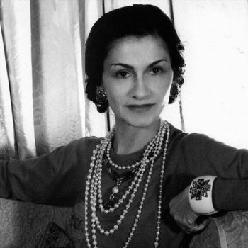 Нов сериал ще разкаже историята на враждата на Chanel и Dior