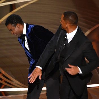 Уил Смит зашлеви Крис Рок по време на Оскарите