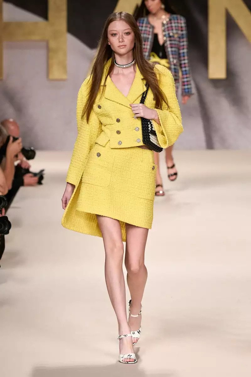 Chanel облича моделите си в жълто без дори да се поколебае.