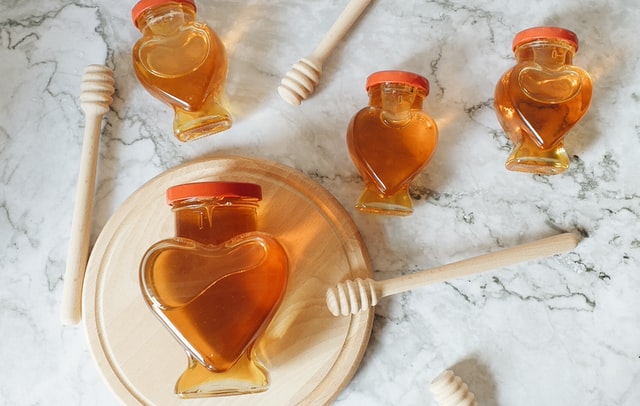 Мляко и мед: перфектната комбинация за порцеланова кожа
