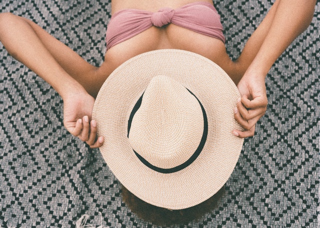 Модерната сламена шапка – акцентът на гардероба ни