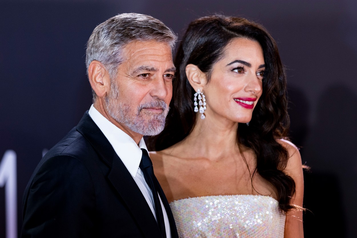 Амал Клуни и съпругът и Джордж изглеждат все по-влюбени