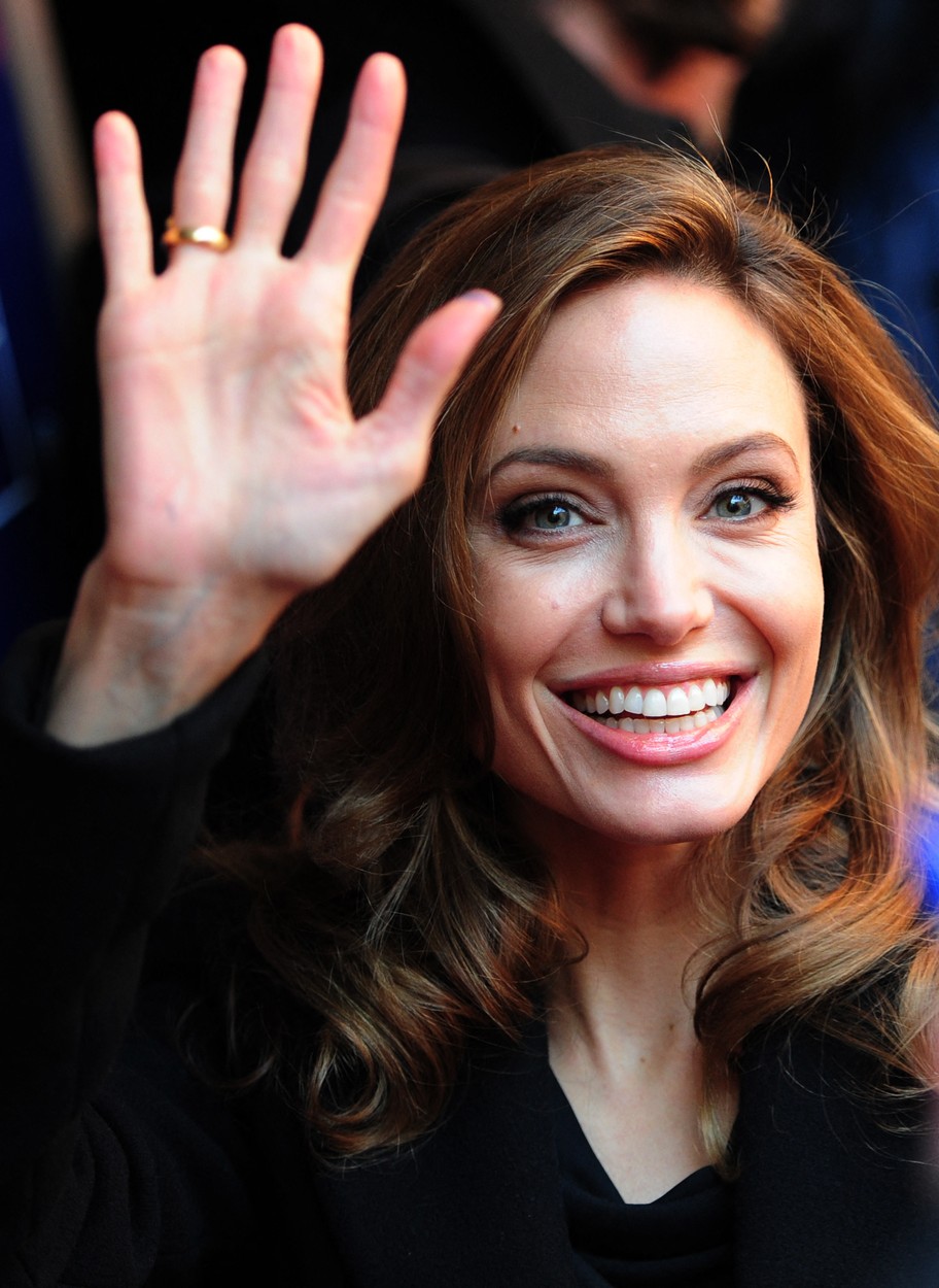 Анджелина Джоли е изключително отдадена майка и пример за всички нас, както в моден така и в личностен апсект.