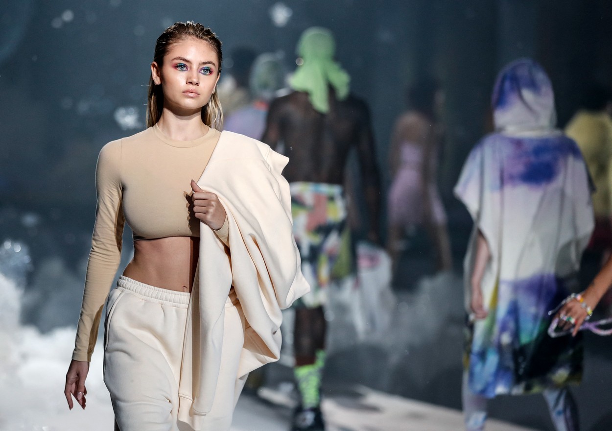 Лени участва и в шоуто на Alta Moda на Dolce & Gabbana през 2021 г. на площад Сан Марко във Венеция.