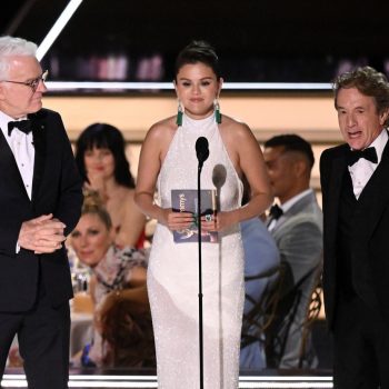 Селена изглежда невероятно на наградите Emmy 2022