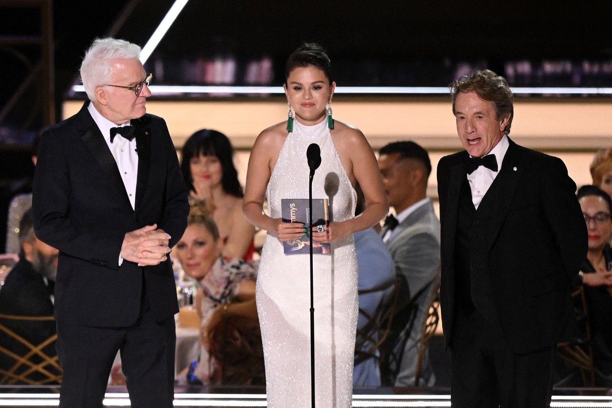 Селена изглежда невероятно на наградите Emmy 2022